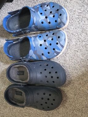 CROCS Blue Camouflage Unlined & Navy Lined Slip-On Clogs Men Size 7 (2 Pair)